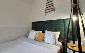 Захарова Оселя БАСЕЙН на території є Чан - Джакузі